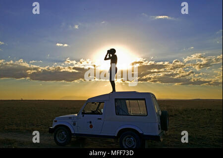 GUIDE MASAÏ à la recherche des animaux dans le Parc national Amboseli, Kenya Banque D'Images