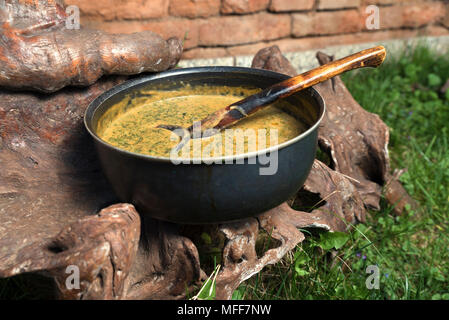 L'ortie fait maison sur une bûche mash Banque D'Images