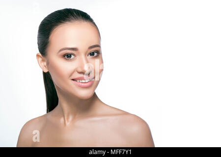 Sourire de jeune femme adulte avec la peau propre et fraîche - isolated on white Banque D'Images