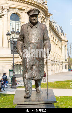 Paris, France - 23 mars 2015 : dans le centre de Paris sur une journée de printemps ensoleillée se dresse une sculpture de Winston Churchill dans le parc du Petit Palais Banque D'Images