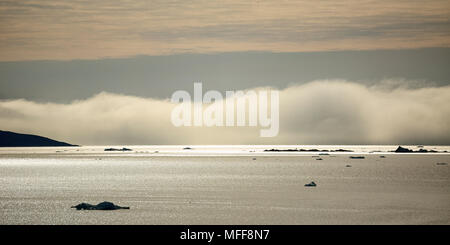 Les nuages bas sur la mer à Brepollen fjord Hornsund îles Svalbard en Norvège Banque D'Images