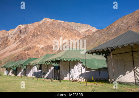 Sarchu les tentes de camping à l'autoroute Manali - Leh au Ladakh, région du nord de l'Inde. Banque D'Images