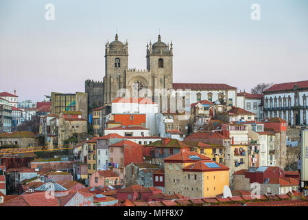 Vue du coucher de Ribeira la vieille ville de Porto, avec la Cathédrale, le Portugal. Banque D'Images