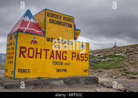 Inscrivez-vous à Rohtang sur la route de Manali à Leh à travers l'Himalaya dans l'Himachal Pradesh, Inde Banque D'Images