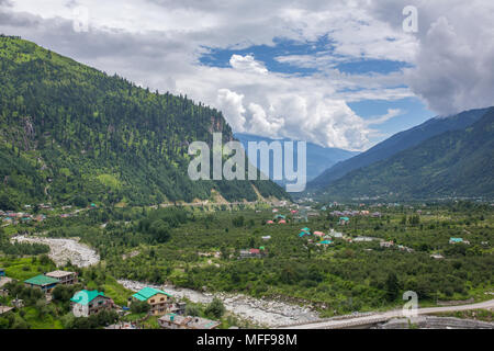 Beau panorama de la vallée de Kullu vert dans l'état de l'Himachal Pradesh, Inde Banque D'Images