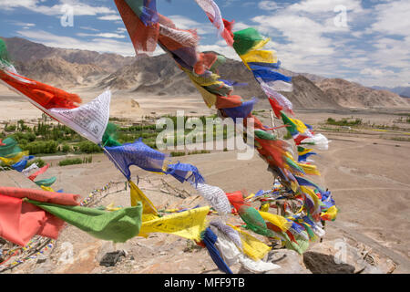 Les drapeaux de prières bouddhistes colorés au monastère près de Leh, Ladakh, Inde Banque D'Images