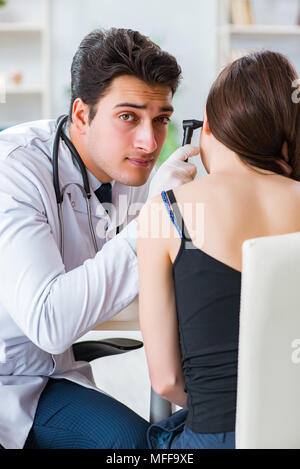 Au cours de l'oreille des patients médecin examen médical Banque D'Images