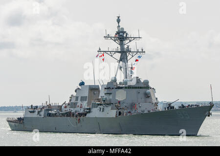 L'US Navy, le destroyer de classe Arleigh Burke USS Farragut (DDG 99), en arrivant à Portsmouth, Royaume-Uni le 23 avril 2018. Banque D'Images