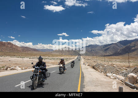 Leh, Inde - 1 juillet 2017 : Groupe de touristes en moto motocyclettes sur la route nationale - Manali Leh au Ladakh, Inde du Nord Banque D'Images