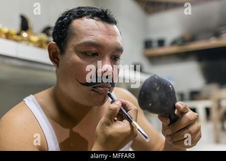 Ubud, Indonésie - Août 8, 2016 : artistes balinais non identifiés pour la préparation de la cérémonie traditionnelle Kecak Fire Dance en temple hindou sur Bali, Indonésie Banque D'Images