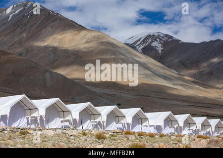 Tented Camp au lac Pangong Tso au Ladakh, Inde. Banque D'Images