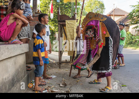 Bali, Indonésie - septembre 7, 2016 : enfants balinais Barong marcher dans les rues d'Ubud à Bali, Indonésie. Banque D'Images