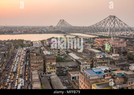 Kolkata, Inde - 13 Avril 2017 : Belle vue sur la ville de Budapest avec un Howrah Bridge sur la rivière Hooghly pendant le coucher du soleil. Banque D'Images