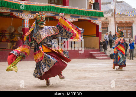 Leh, Inde - 21 juin 2017 : moine non identifiés dans un masque masque religieux et mystère en costume de danse le Bouddhisme Tibétain pendant la Yuru K Banque D'Images