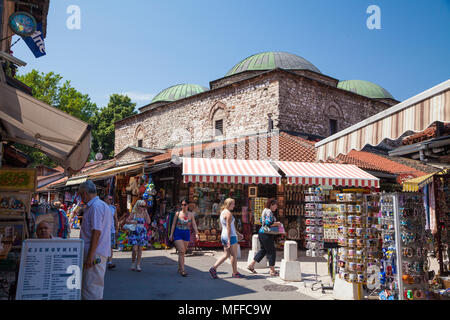 Les touristes et les boutiques de souvenirs dans la vieille ville, Sarajevo, Bosnie et Herzégovine Banque D'Images