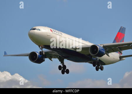 Delta Air Lines Airbus A330 N851W L'atterrissage à l'aéroport Heathrow de Londres, UK Banque D'Images