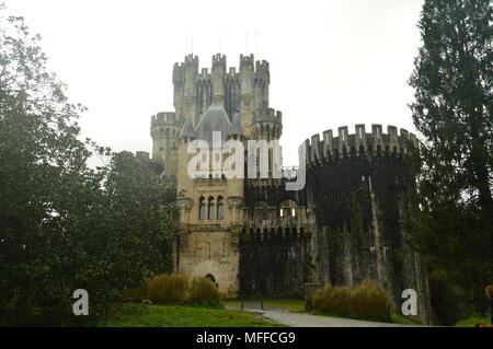 Façade avant du château de Butron, château construit au Moyen Âge. Architecture histoire Voyage. 24 mars, 2018. Château de Butron Gatica Count Basque Vizcaya Banque D'Images