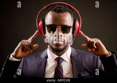 Close up portrait portrait of office worker à écouter sa musique préférée par le casque. écoute attentivement. cutt off du monde Banque D'Images