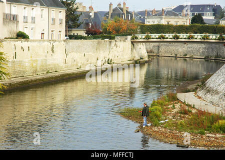 L'homme pêche en rivière Loir, Vendôme. Tôt le matin. Banque D'Images