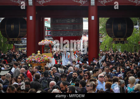 Le héron blanc, avec son cortège de danse-couverts de fleurs et de flottement le héron 8 danseurs, fait son chemin à travers la foule à la porte Hozomon, Sensoji, Tokyo. Banque D'Images