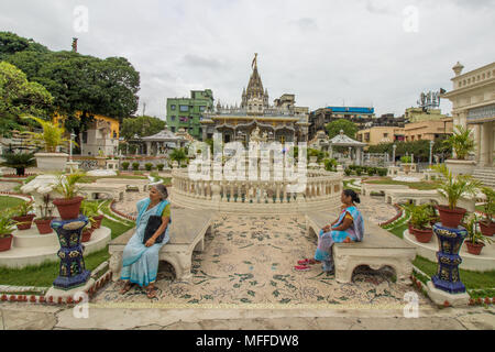 Mesdames Indiens assis dans les magnifiques jardins de Calcutta Jain temple, Badridas Temple Street, Kolkata, West Bengal, India Banque D'Images