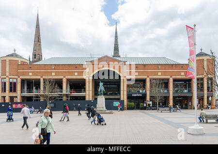 Broadgate square dans le centre de Coventry, Royaume-Uni à la recherche vers le grand magasin Primark Banque D'Images