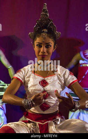 Portrait d'une femme Vertical Dancer in Kandy Kandy, Sri Lanka. Banque D'Images