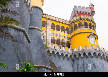 Sintra Palace Portugal, vue sur les remparts et les contreforts qui soutiennent le Palacio da Pena, haut en couleur, à Sintra, Portugal. Banque D'Images