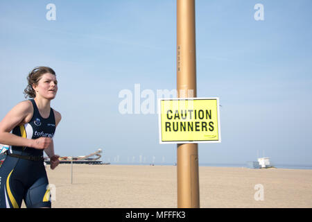 Super Yarmoth., Norfolk, 2018-04-21. East Coast triathlon runner sur la dernière section le long de la promenade Banque D'Images