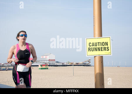 Super Yarmoth., Norfolk, 2018-04-21. East Coast triathlon runner sur la dernière section le long de la promenade Banque D'Images