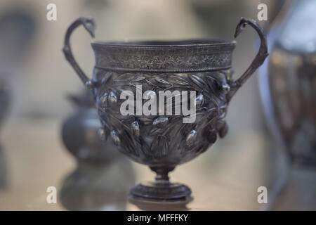 Branches d'olive décrite dans le gobelet d'argent romaine trouvés dans la Casa del Menandro (Maison de Ménandre) à Pompéi sur l'affichage dans le Musée Archéologique National (Museo Archeologico Nazionale di Napoli) à Naples, Campanie, Italie. Banque D'Images