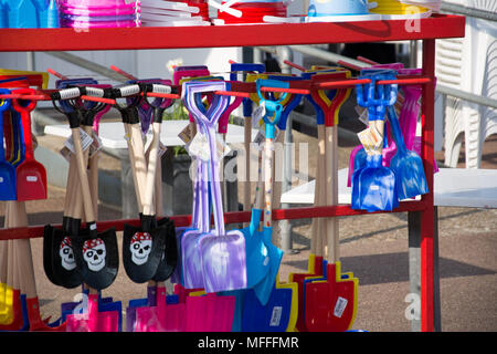 Super Yarmoth., Norfolk, 2018-04-21. Aire de plage multicolore piques accroché sur support pour saleGreat Yarmouth Banque D'Images