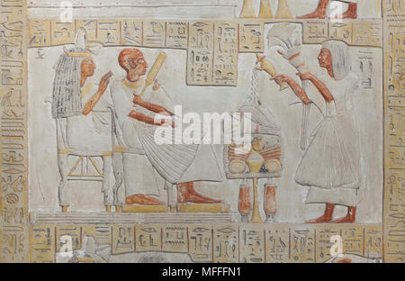 Bas-relief de calcaire à partir de la Stèle d'Amenhotep surnommé Huy daté à partir de la xixe dynastie, Nouvel Empire, à partir de Memphis sur l'affichage dans le Musée Archéologique National (Museo Archeologico Nazionale di Napoli) à Naples, Campanie, Italie. Amenhotep surnommé Huy était un scribe de la table et directeur du festival d'Osiris sous le règne de pharaon Seti I (1292-1279 av. J.-C.). Des offrandes à ses parents, le prêtre 'pure' et 'lady le pahu" Uretia est représenté dans le bas relief. Banque D'Images