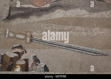 Sword tombés lors de la bataille entre Alexandre le Grand et le roi Darius représenté dans la mosaïque d'Alexandre de la Casa del Fauno (Maison du Faune) à Pompéi, aujourd'hui exposées dans le Musée Archéologique National (Museo Archeologico Nazionale di Napoli) à Naples, Campanie, Italie. Alexandre le Grand est représenté à attaquer le roi Darius pendant l'une des batailles décisives dans la conquête de l'Est, probablement la bataille d'Issos (333 BC), la bataille de la rivière Granicus (334 BC) ou la bataille de Gaugamela (331 BC). Banque D'Images