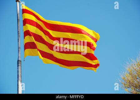 La Senyera, le drapeau rouge et jaune de la Catalogne battant à Barcelone, Espagne. Banque D'Images