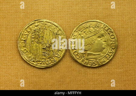 Le roi Ferdinand I de Naples, également appelé Ferrante (règne 1458 à 1494) décrit dans le golden ducat sur l'affichage dans le Musée Archéologique National (Museo Archeologico Nazionale di Napoli) à Naples, Campanie, Italie. Banque D'Images