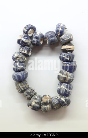 Collier en verre de l'Égypte ancienne, datant du 8ème siècle avant J.-C. sur l'affichage dans le Musée Archéologique National (Museo Archeologico Nazionale di Napoli) à Naples, Campanie, Italie. Banque D'Images