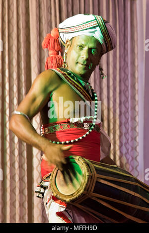 Portrait d'une verticale dans le batteur de Kandy Kandy, Sri Lanka. Banque D'Images