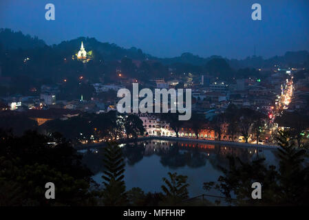 Cityscape horizontale de Kandy au Sri Lanka, la nuit. Banque D'Images