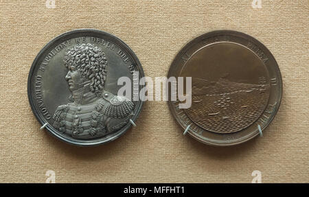 Médaille commémorative de la prise de Capri par Joachim Murat (1808) conçu par Jaley médaillés L. et C. Catenacci en exposition dans le Musée Archéologique National (Museo Archeologico Nazionale di Napoli) à Naples, Campanie, Italie. Banque D'Images