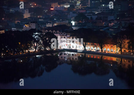 Cityscape horizontale de Kandy au Sri Lanka, la nuit. Banque D'Images