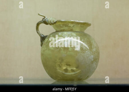 Récipient en verre romain utilisés pour contenir des médicaments, des sauces ou des aliments spéciaux trouvés à Pompéi sur l'affichage dans le Musée Archéologique National (Museo Archeologico Nazionale di Napoli) à Naples, Campanie, Italie. Banque D'Images