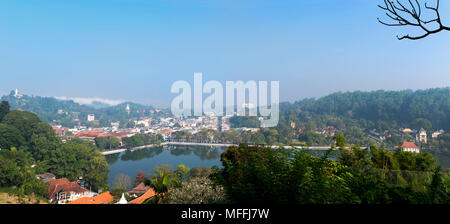 Paysage urbain panoramique horizontal de Kandy, Sri Lanka. Banque D'Images