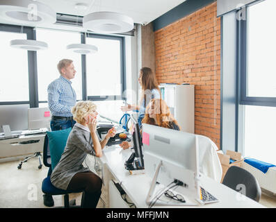 Les étudiants ambitieux sont l'ouverture d'un abonnement pour les enfants malades, refuge pour animaux errants. Les gens sont l'organisation de commandes pour l'entreprise de démarrage Banque D'Images