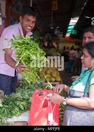 Vue verticale du marché des fruits et légumes tous les jours à Kandy, Sri Lanka. Banque D'Images