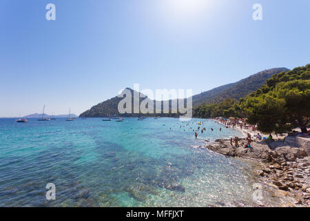 Playa de Formentor, Majorque, Espagne - AOÛT 2016 - Les gens se détendre à la plage de Platja de rêveusement Formentor Banque D'Images