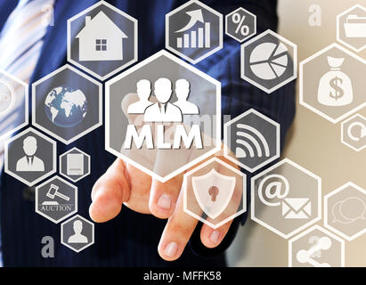 L'homme d'affaires MLM clique sur le bouton sur l'écran tactile . Le concept de multi-level marketing. Banque D'Images