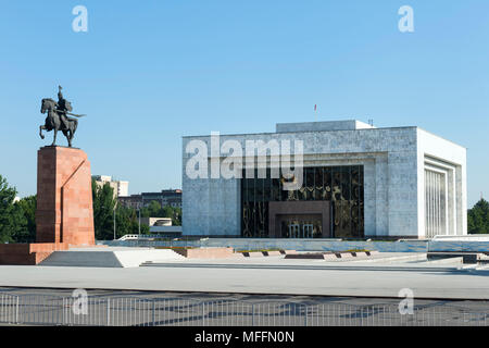 Ala-Too square et le Musée Historique d'État anciennement Musée Lénine et Statue de Manas, à Bichkek, Kirghizistan, l'Asie centrale Banque D'Images