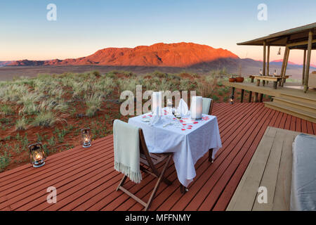 Dîner romantique sur le pont salon de mountain view suite. Dunes lodge.Wolwedans NamibRand Nature Reserve. Parution de la propriété de la namibie Banque D'Images