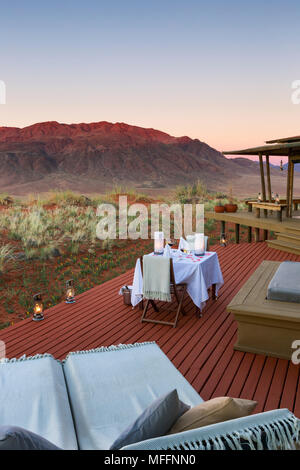 Dîner romantique sur le pont salon de mountain view suite. Dunes lodge. Wolwedans NamibRand Nature Reserve. Parution de la propriété de la namibie Banque D'Images